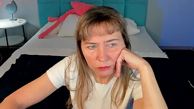 Carla Vogue online show from 8, 11, 2025