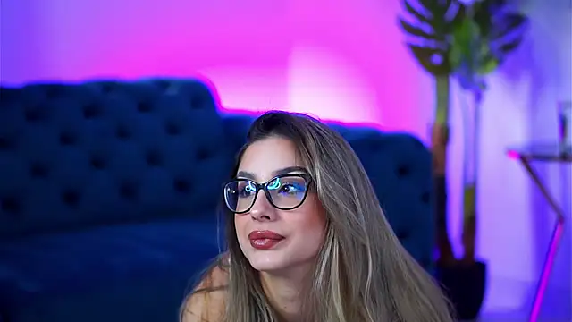 MaddieBryggs online show from 15, 11, 2025