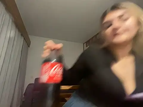 rosie-hipstergal online show from 4, 2, 2026