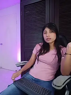 YeseniaRodriguez3 online show from 13, 4, 2026