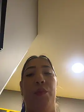 Hannahpradaa  online show from 27, 11, 2025