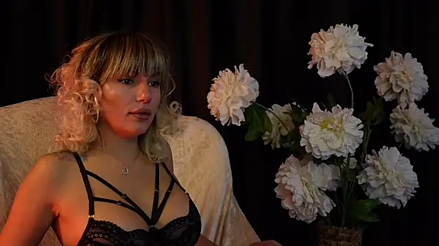 Snapshot of EllaWhisper chatting on 2, 11, 2025 EllaWhisper online show from 2, 11, 2025