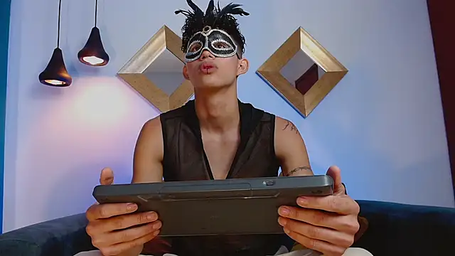 Snapshot of KamiSuarez chatting on 30, 10, 2025 KamiSuarez online show from 30, 10, 2025