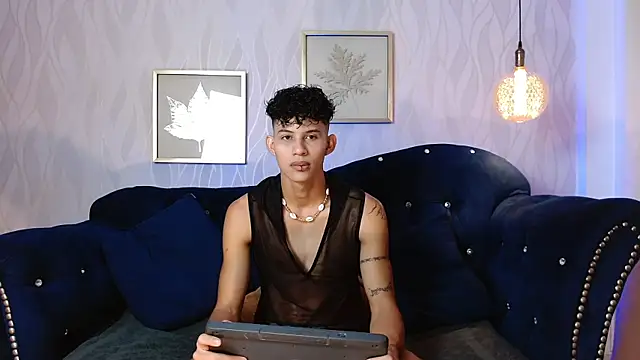 Snapshot of KamiSuarez chatting on 3, 11, 2025 KamiSuarez online show from 3, 11, 2025