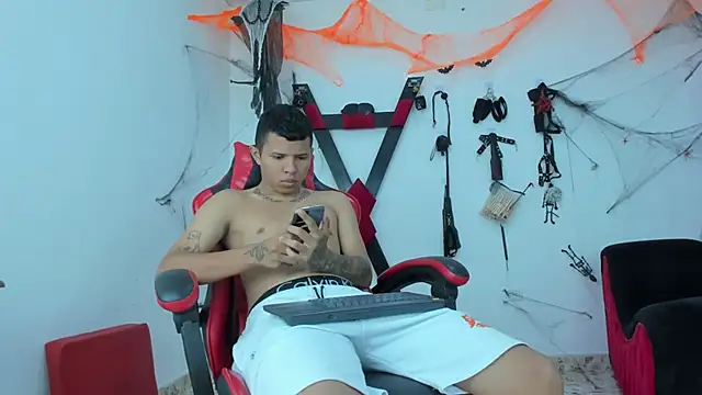 Steven19 LatinBoy online show from 4, 11, 2025