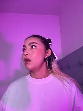 Elina Hills online show from 4, 2, 2026