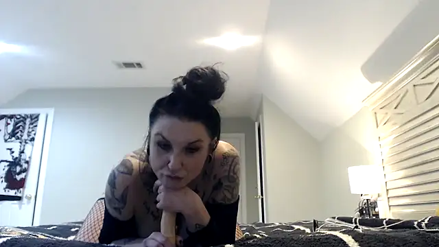 Snapshot of Holyplastic chatting on 9, 11, 2025 Holyplastic online show from 9, 11, 2025