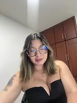 Snapshot of Eve_Miiller chatting on 8, 5, 2026 Eve Miiller online show from 8, 5, 2026