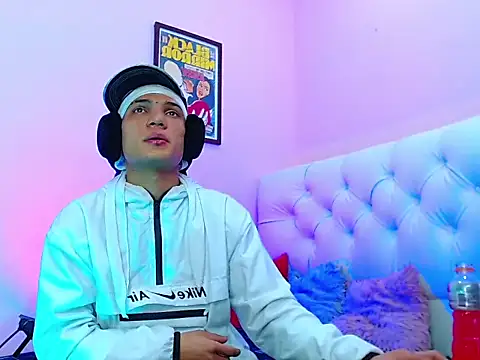 Snapshot of bad_boy_hottx chatting on 2, 11, 2025 bad boy hottx online show from 2, 11, 2025