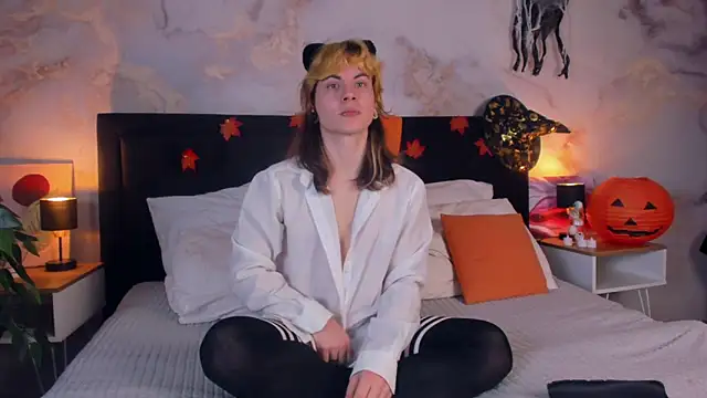 Snapshot of MattMarnee chatting on 7, 11, 2025 MattMarnee online show from 7, 11, 2025