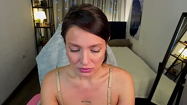 Naila Whisper online show from 3, 12, 2025