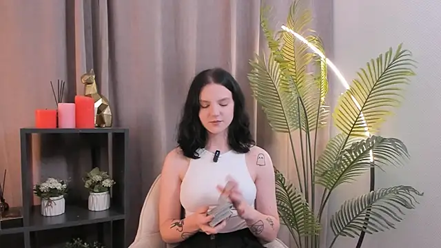 LatinaHuguenin online show from 8, 11, 2025