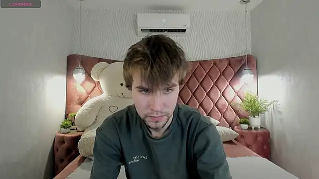 Snapshot of JonnahHell chatting on 28, 11, 2025 JonnahHell online show from 28, 11, 2025