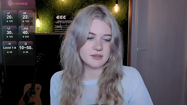 Snapshot of eshleeygreen chatting on 17, 6, 2026 eshleeygreen online show from 17, 6, 2026