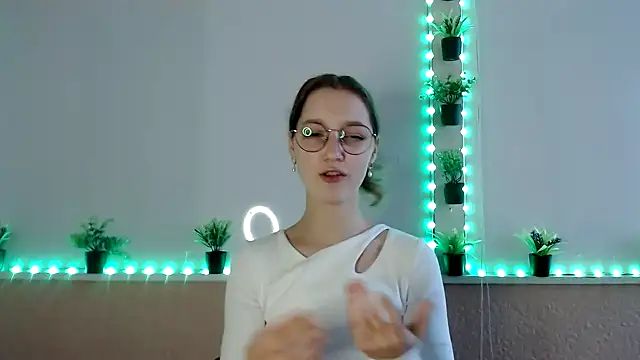 Snapshot of Curlyyy_Girl chatting on 11, 11, 2025 Curlyyy Girl online show from 11, 11, 2025