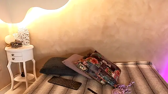 BellaRooux online show from 8, 1, 2026