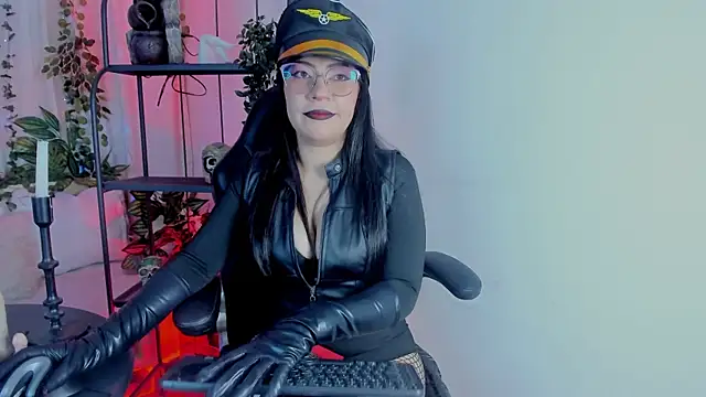 Halley Ravenn online show from 15, 5, 2026
