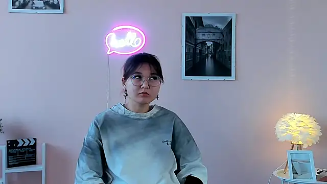 Snapshot of MoonKanan chatting on 17, 11, 2025 MoonKanan online show from 17, 11, 2025