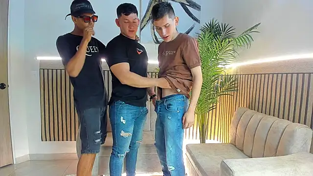 Snapshot of Justingsex1 chatting on 12, 11, 2025 Justingsex1 online show from 12, 11, 2025