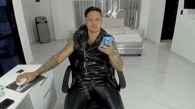Snapshot of master_leather chatting on 27, 4, 2026 master leather online show from 27, 4, 2026