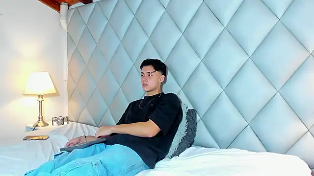 ZeusBrant online show from 7, 3, 2026