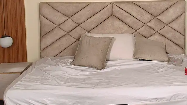 Laracooper  online show from 4, 3, 2026