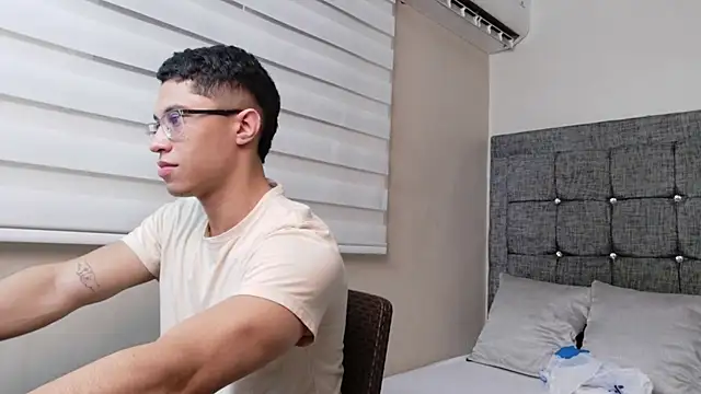 Snapshot of Chrix_Velez chatting on 17, 11, 2025 Chrix Velez online show from 17, 11, 2025