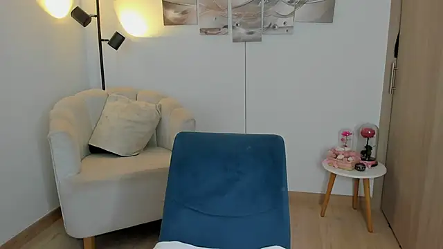 haileyflorez  online show from 18, 4, 2026