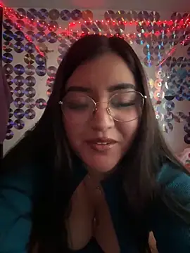 Snapshot of love_queen02 chatting on 24, 11, 2025 love queen02 online show from 24, 11, 2025