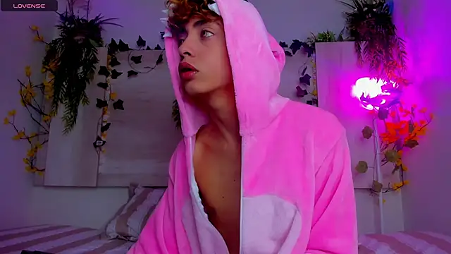 Snapshot of Twinkk_Guy chatting on 18, 11, 2025 Twinkk Guy online show from 18, 11, 2025