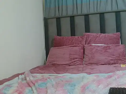 Snapshot of PrettyWeird chatting on 1, 12, 2025 PrettyWeird online show from 1, 12, 2025