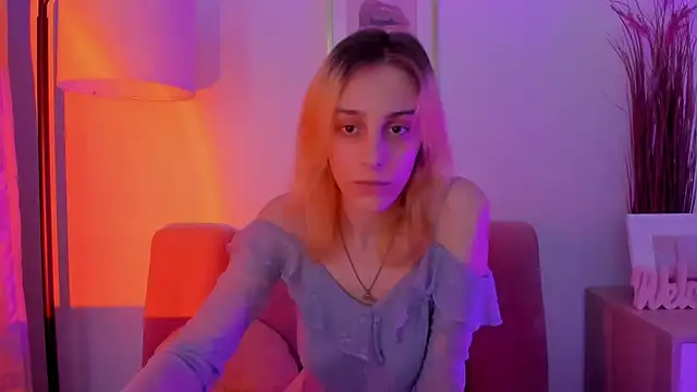 Snapshot of MiilaGlow chatting on 4, 12, 2025 MiilaGlow online show from 4, 12, 2025