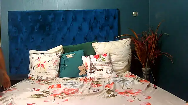 BrunetteNaomi8 online show from 8, 2, 2026