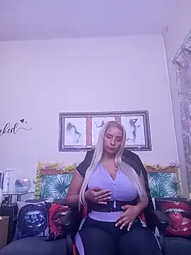 Snapshot of LaReineCleo chatting on 9, 7, 2026 LaReineCleo online show from 9, 7, 2026
