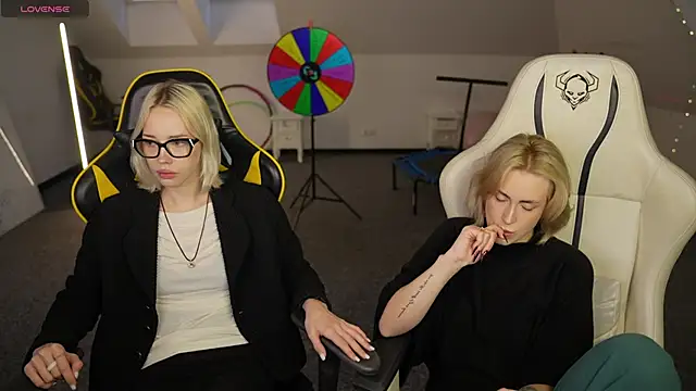 Snapshot of Kara_cat chatting on 4, 12, 2025 Kara cat online show from 4, 12, 2025