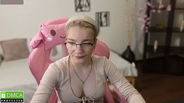 Megan Lora online show from 26, 11, 2025