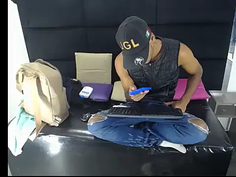 Snapshot of Straight_latinX chatting on 29, 11, 2025 Straight latinX online show from 29, 11, 2025