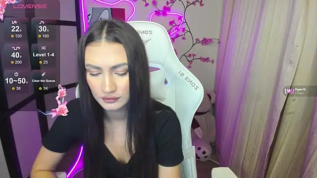 AdeleLuu online show from 25, 11, 2025