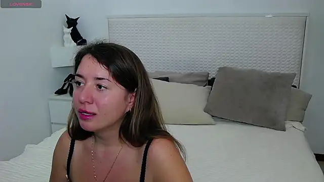 Snapshot of Leona_Rae chatting on 28, 11, 2025 Leona Rae online show from 28, 11, 2025