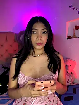 Snapshot of KarolRojas_22 chatting on 28, 11, 2025 KarolRojas 22 online show from 28, 11, 2025