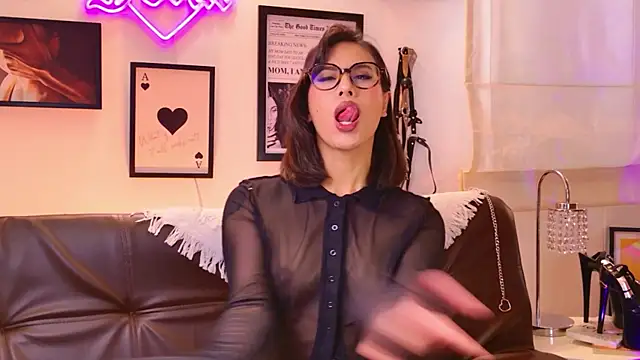 Rue Bellafire online show from 4, 12, 2025