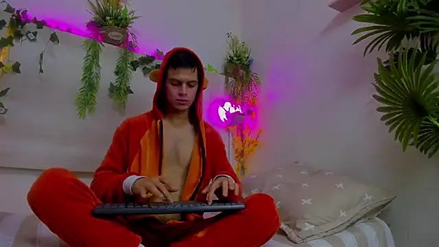 Snapshot of AngelSlimm chatting on 29, 11, 2025 AngelSlimm online show from 29, 11, 2025