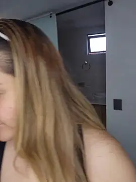 Snapshot of LoreinnFox chatting on 5, 5, 2026 LoreinnFox online show from 5, 5, 2026