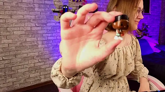 Mia Mooore online show from 5, 12, 2025