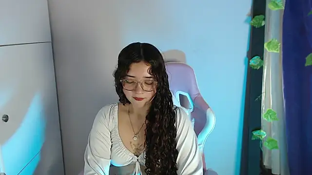 Snapshot of ZoeSinclair_5 chatting on 3, 12, 2025 ZoeSinclair 5 online show from 3, 12, 2025