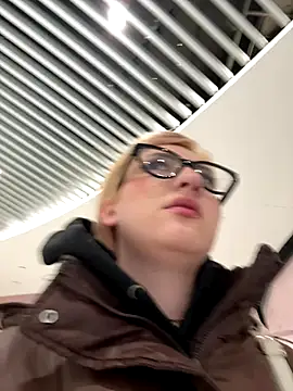 Snapshot of SenyaVibes chatting on 4, 12, 2025 SenyaVibes online show from 4, 12, 2025