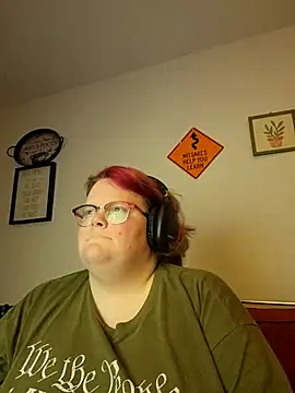 Snapshot of LiaraStrife chatting on 2, 12, 2025 LiaraStrife online show from 2, 12, 2025