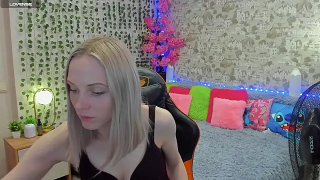 Snapshot of Gina_Gina_love chatting on 18, 5, 2026 Gina Gina love online show from 18, 5, 2026