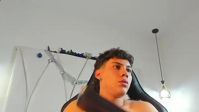 Snapshot of Erick_wingston chatting on 4, 12, 2025 Erick wingston online show from 4, 12, 2025