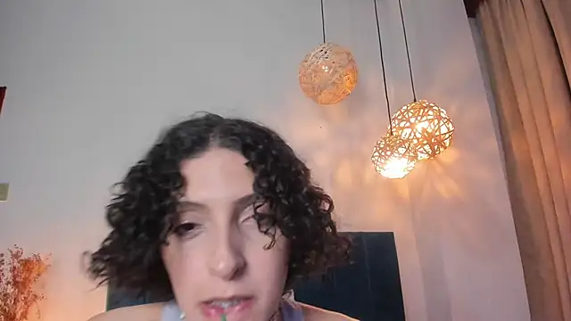 Snapshot of LyraVendrell chatting on 7, 5, 2026 LyraVendrell online show from 7, 5, 2026